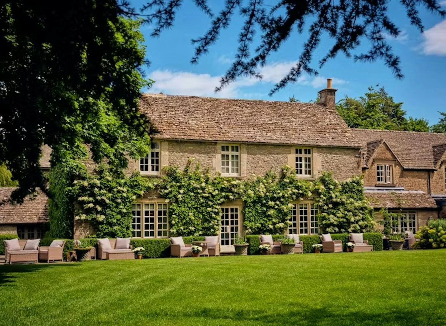 Calcot Manor — Calcot Manor exterior and lawn