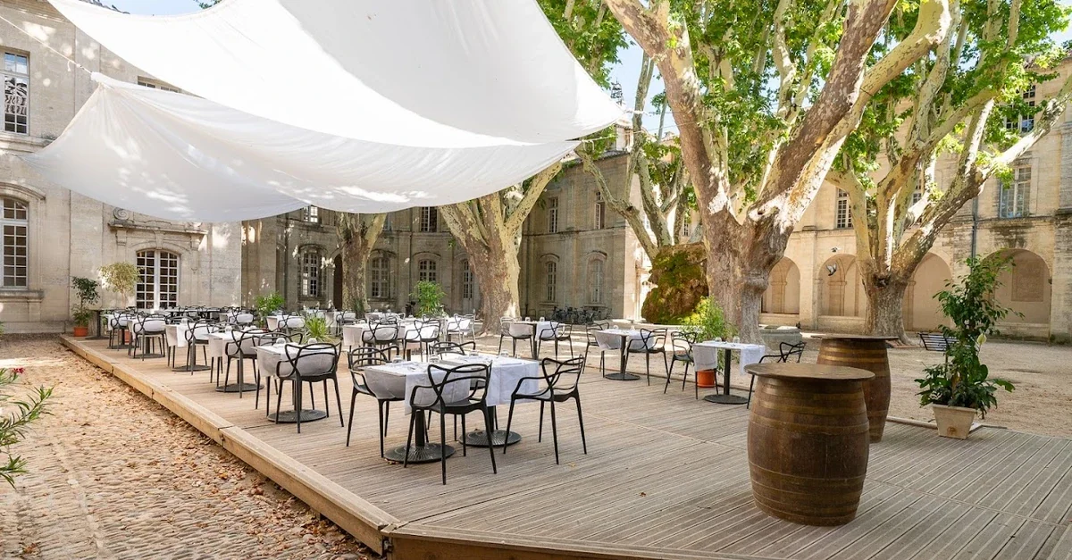 Le Cloître Saint-Louis — Le Cloître Saint-Louis courtyard tables